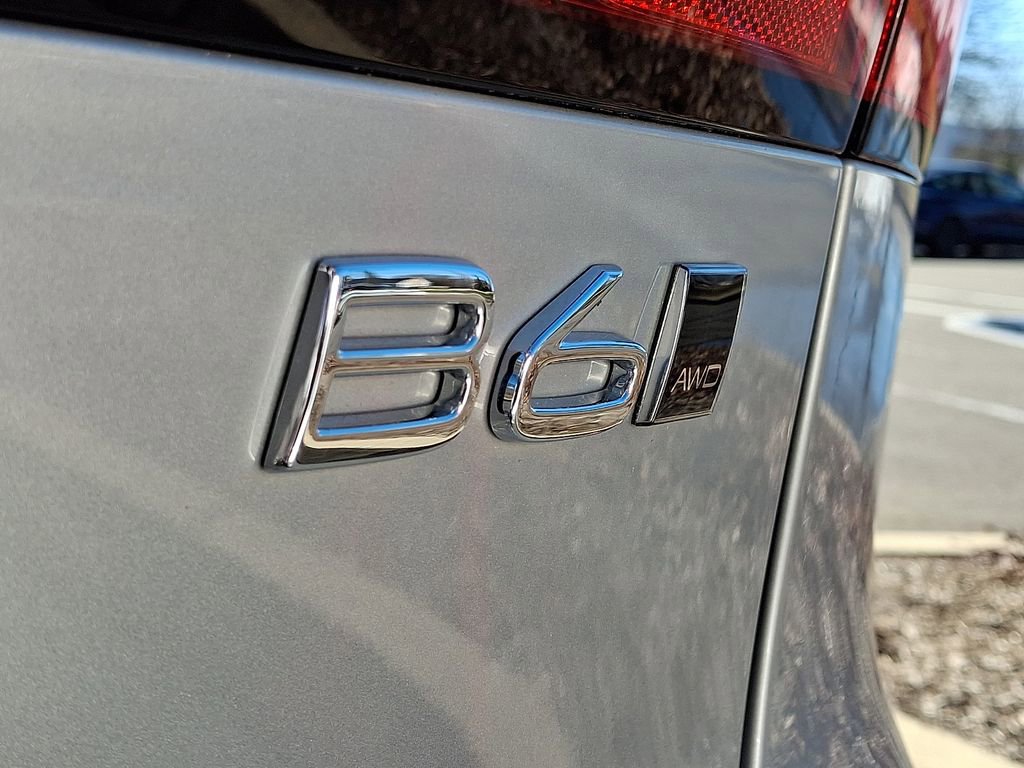 Used 2025 Volvo V90 B6 Cross Country Plus w/ Protection Package Premier image 32