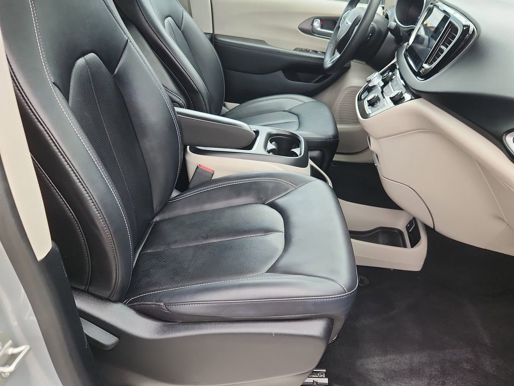 Used 2024 Chrysler Pacifica Touring-L FWD image 13