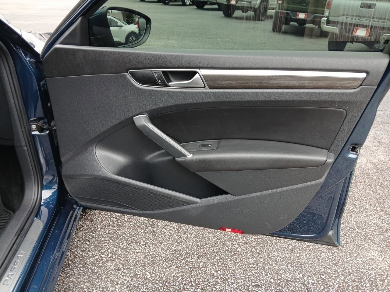 Used 2018 Volkswagen Passat 2.0T SE image 15