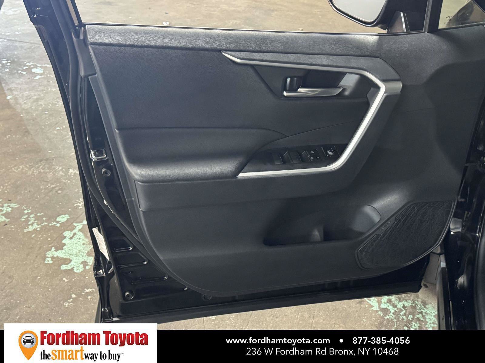 Used 2025 Toyota RAV4 XLE AWD/4WD image 15