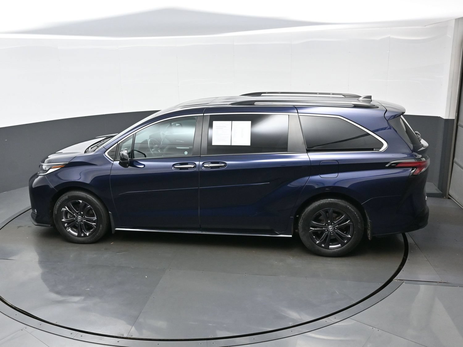 Used 2024 Toyota Sienna XSE AWD/4WD image 39