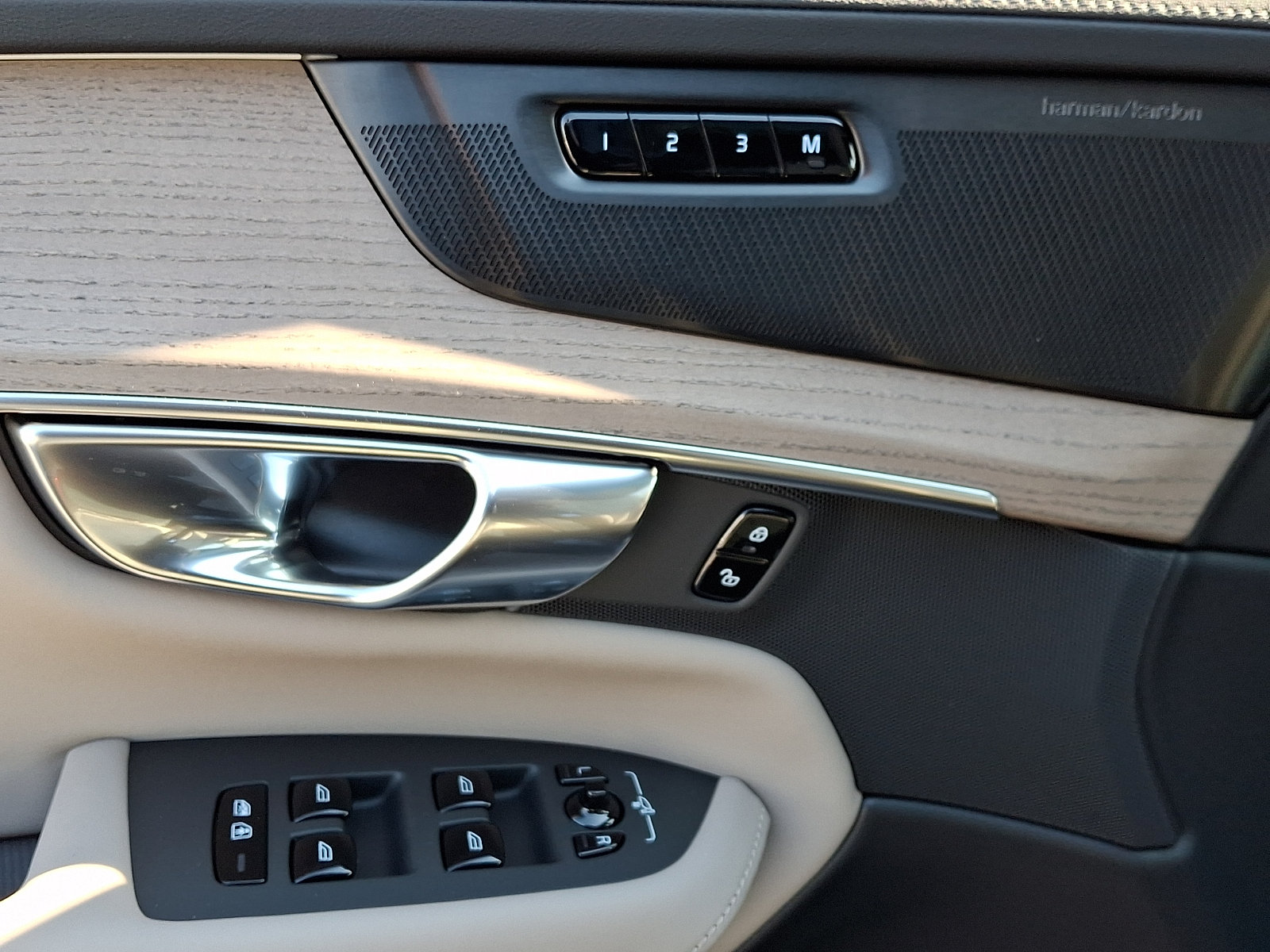 New 2026 Volvo XC90 B5 Plus AWD/4WD image 8