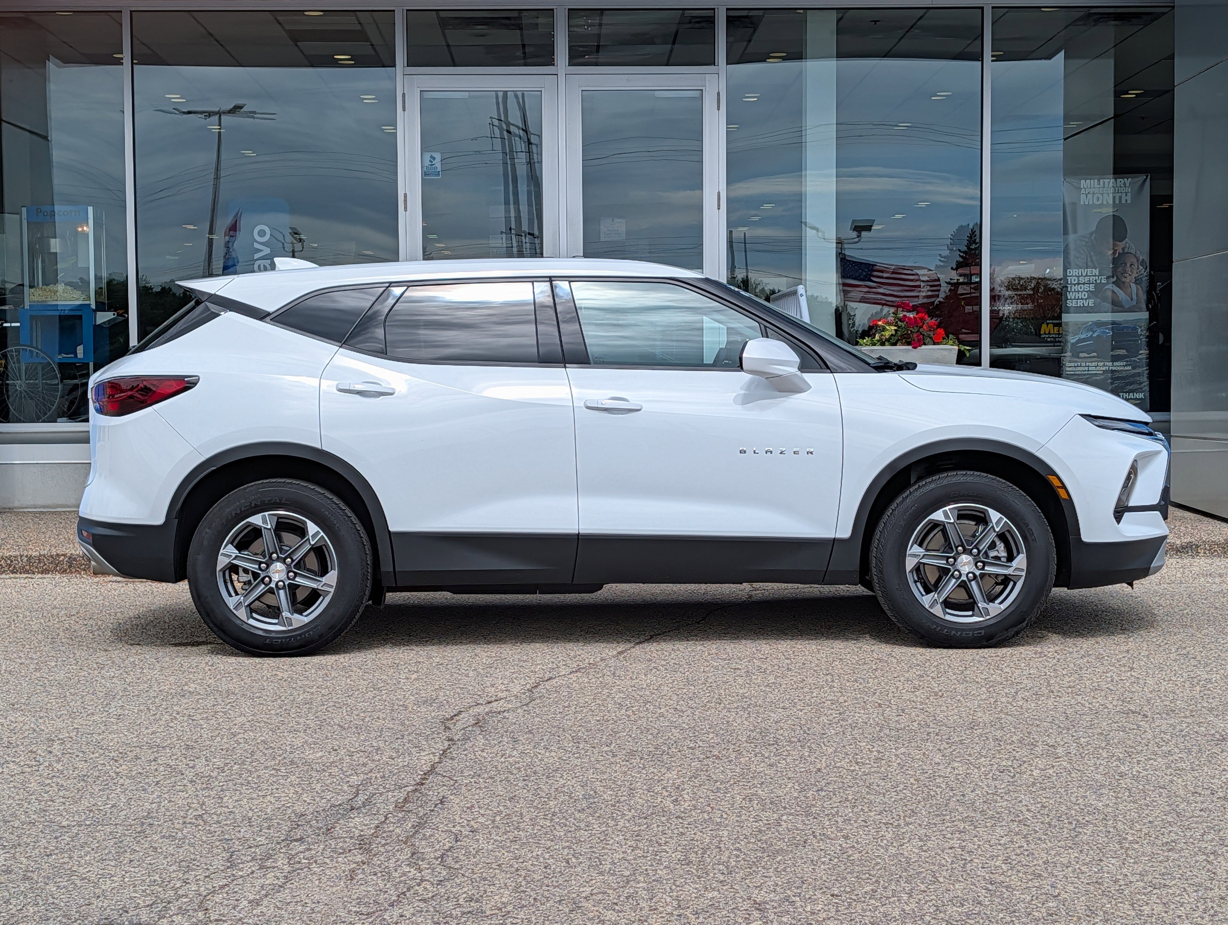 Certified 2025 Chevrolet Blazer LT AWD/4WD image 2