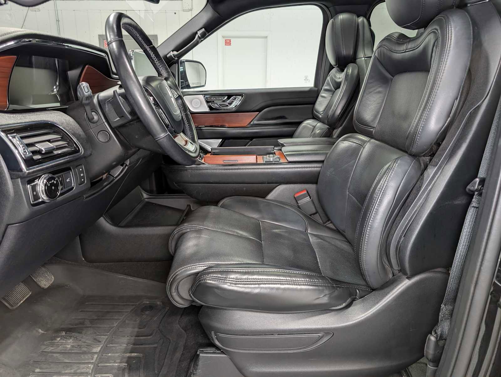 Used 2020 Lincoln Navigator L Reserve w/ Equipment Group 208A Reserve AWD/4WD image 4