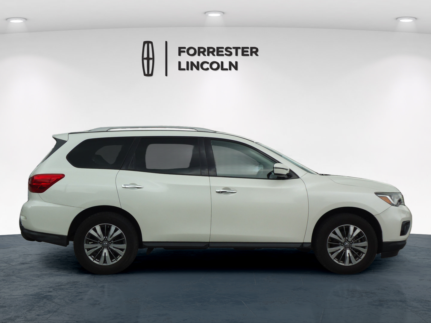Used 2018 Nissan Pathfinder SV w/ SV All Weather Package AWD/4WD image 2