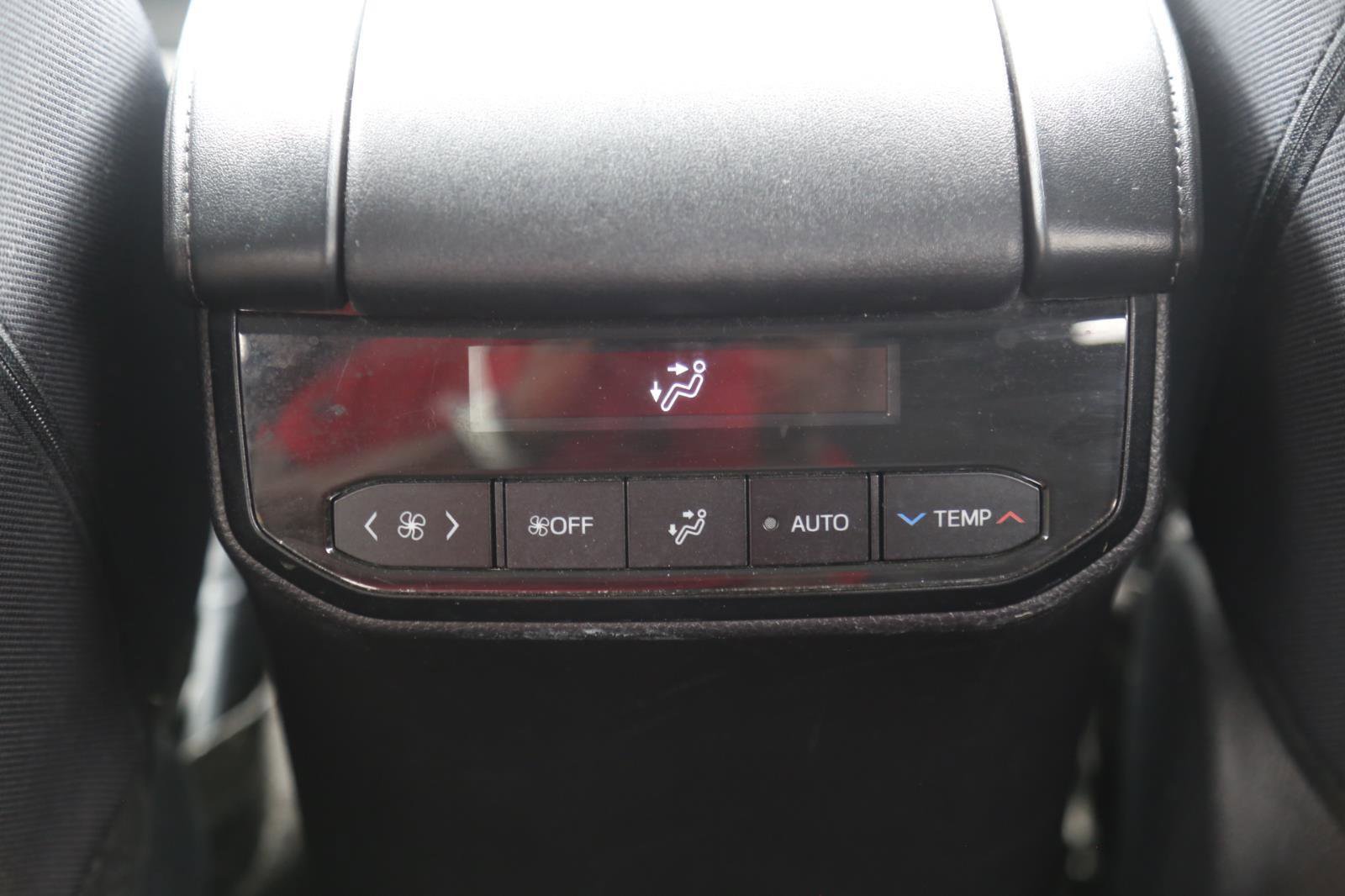 Used 2024 Toyota Highlander LE FWD image 20