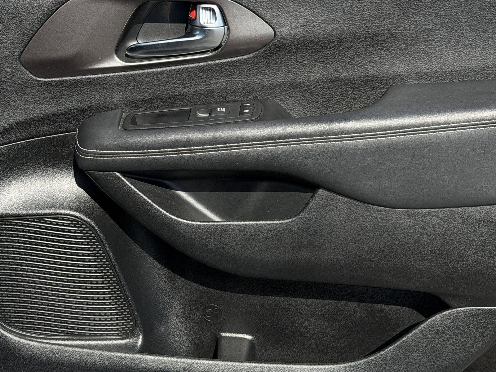 Used 2025 Chrysler Pacifica Select image 22