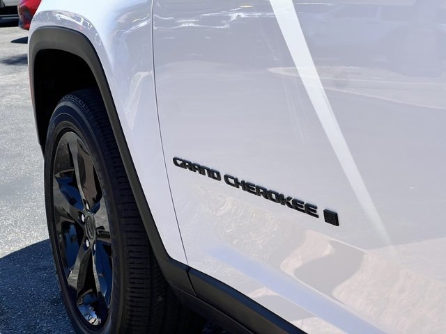 Used 2023 Jeep Grand Cherokee L Laredo image 5