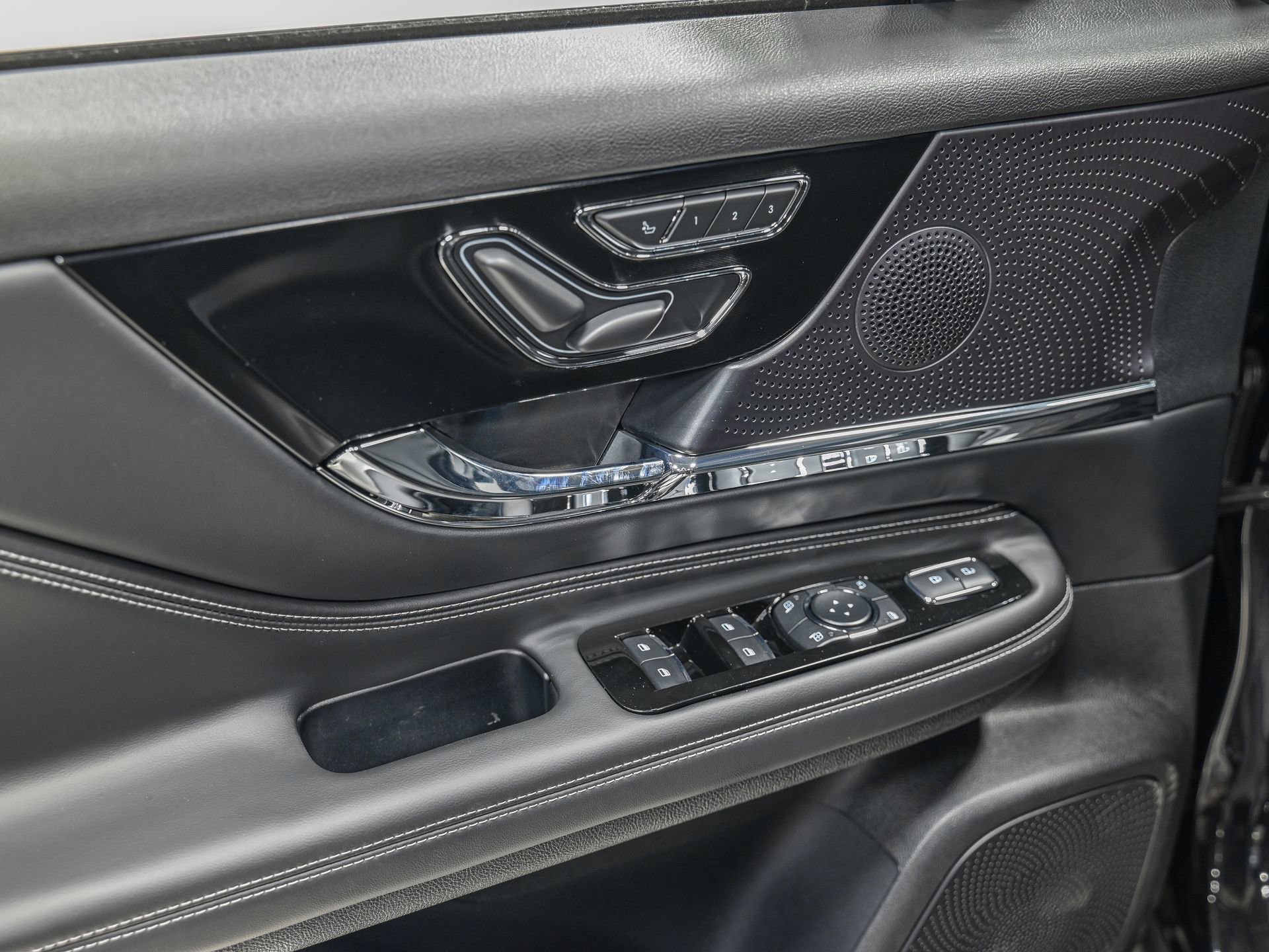 Used 2025 Lincoln Corsair Grand Touring w/ Equipment Group 301A image 13