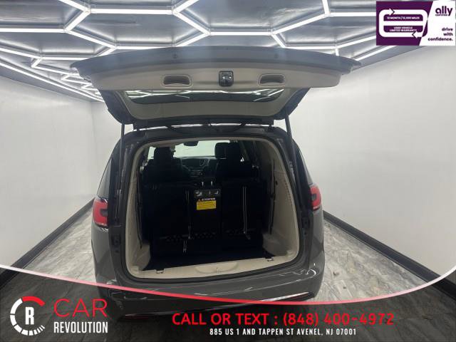 Used 2021 Chrysler Pacifica Touring-L image 9