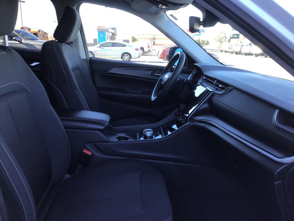 Used 2023 Jeep Grand Cherokee L Laredo image 8