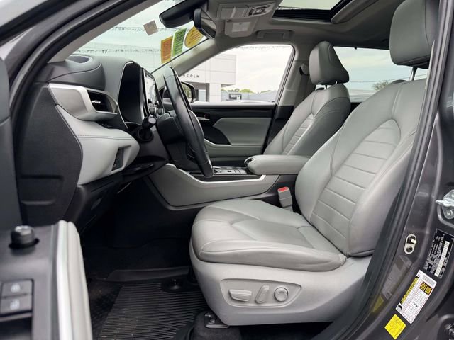 Used 2021 Toyota Highlander XLE AWD/4WD image 8