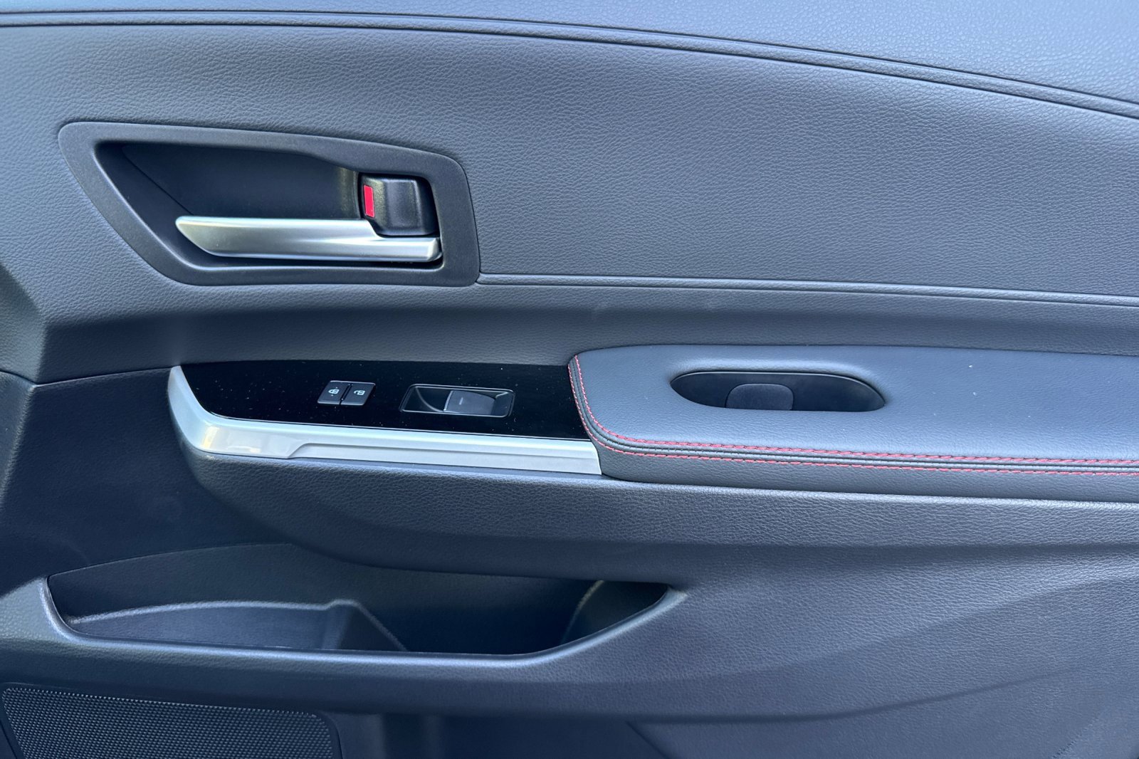 Certified 2025 Toyota Sienna XSE image 25