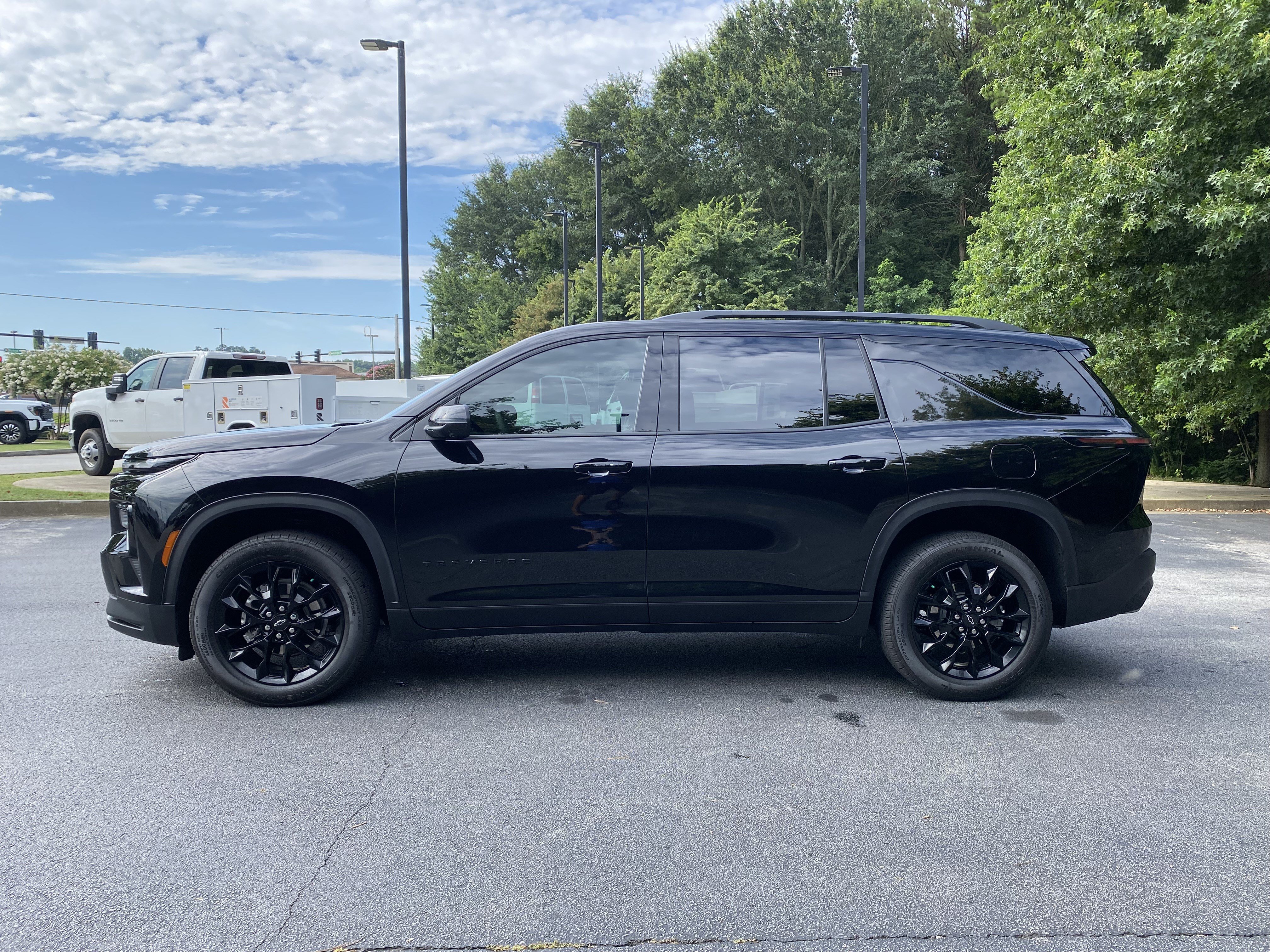 Used 2025 Chevrolet Traverse LT w/ Midnight/Sport Edition FWD image 6