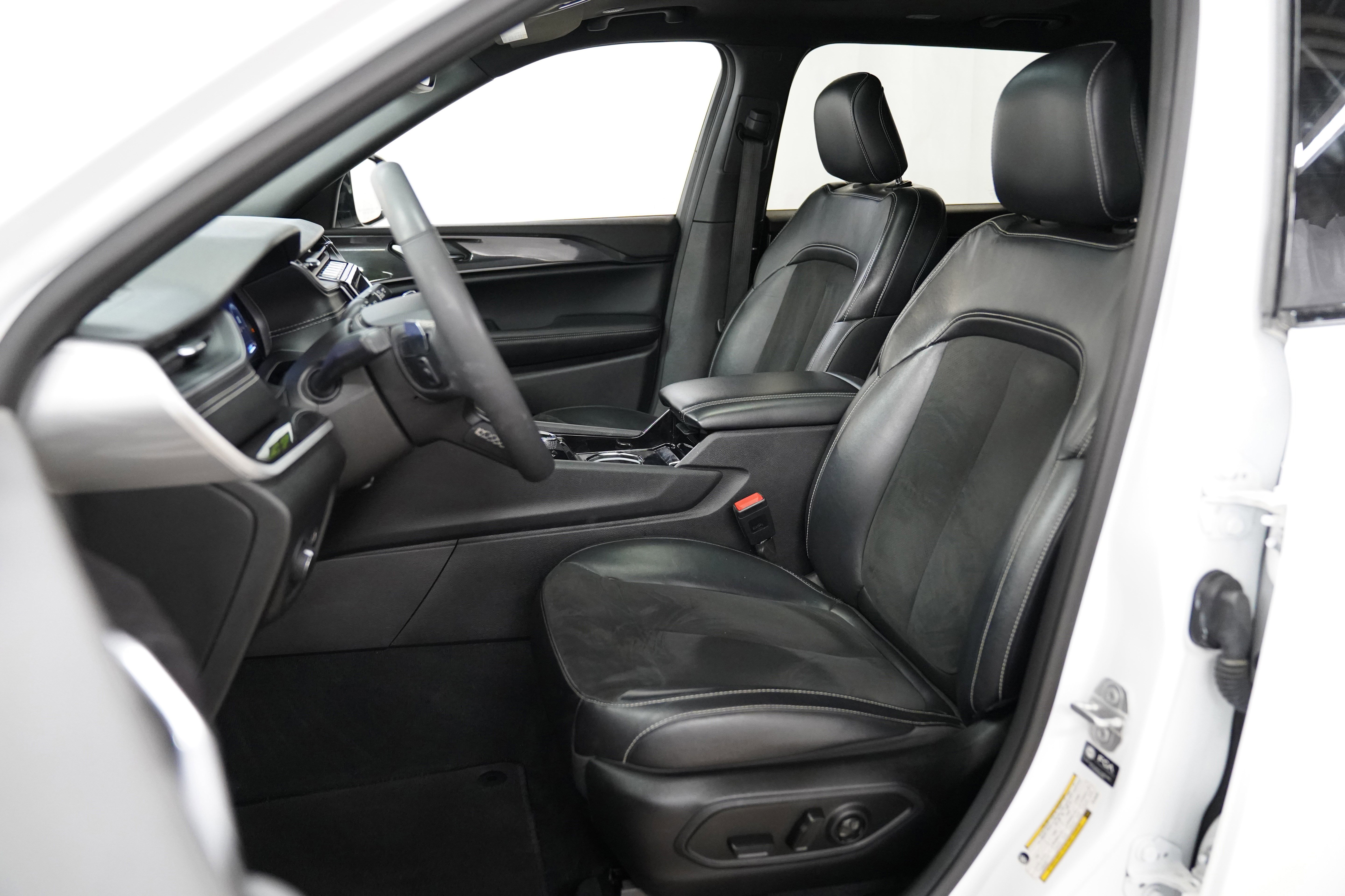 Certified 2023 Jeep Grand Cherokee L Laredo image 4