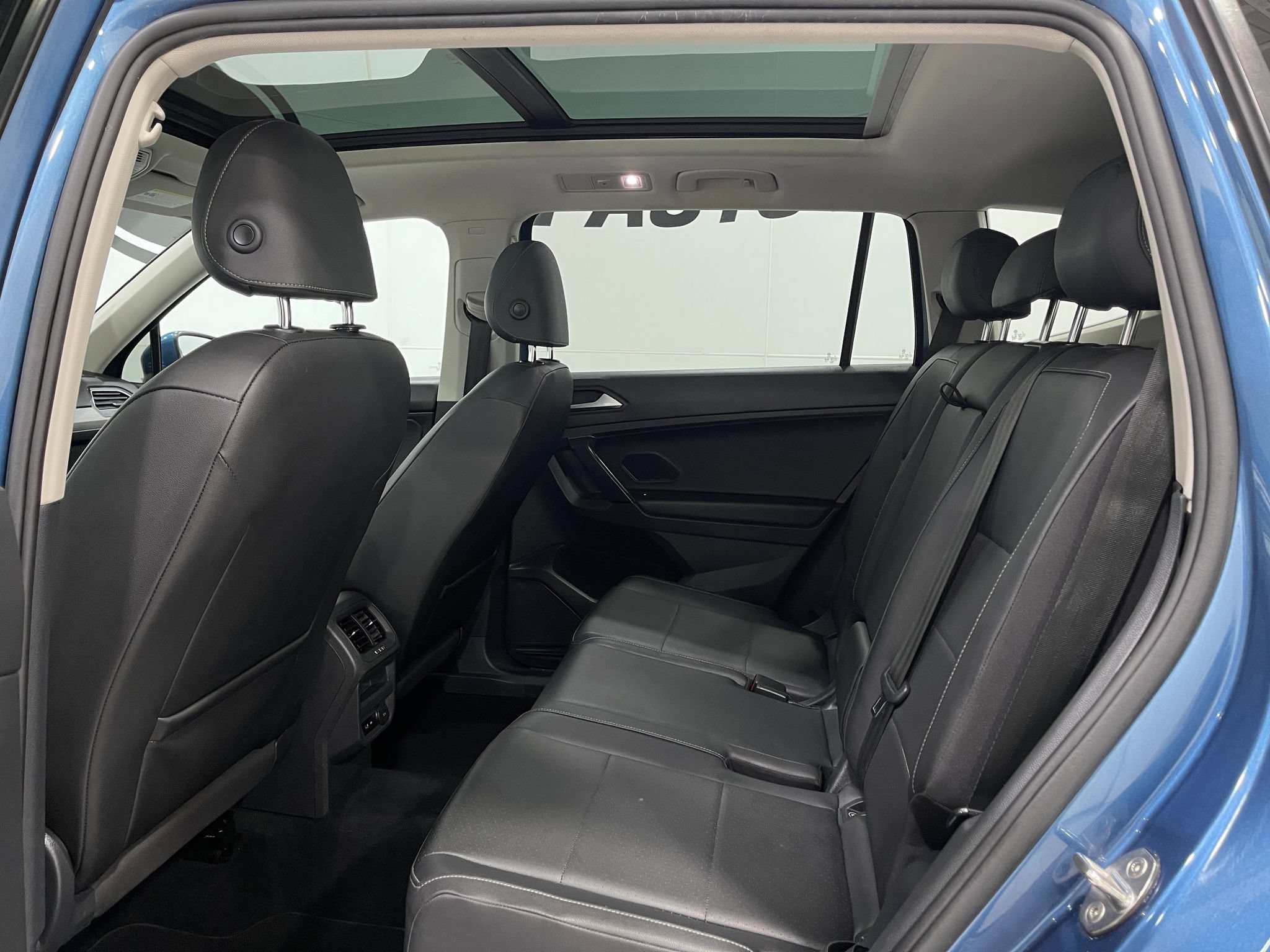 Used 2019 Volkswagen Tiguan SEL AWD/4WD image 29