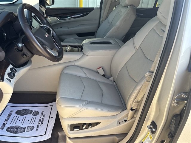 Used 2016 Cadillac Escalade Luxury AWD/4WD image 4