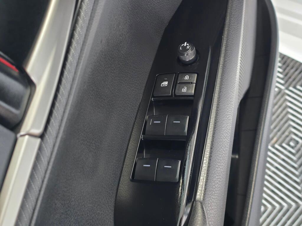Used 2025 Toyota Camry SE image 21