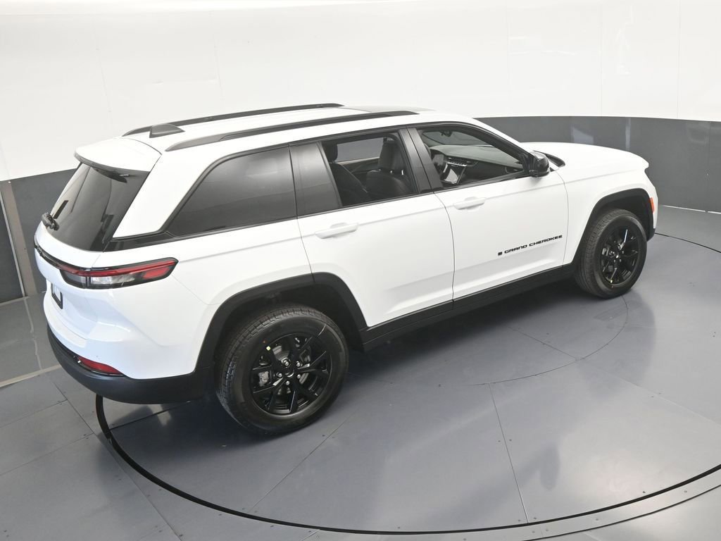 Used 2025 Jeep Grand Cherokee Altitude RWD image 43