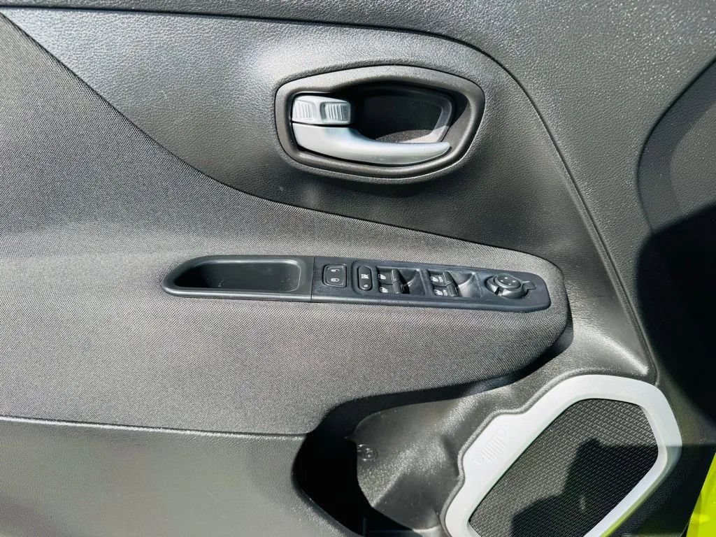 Used 2018 Jeep Renegade Latitude w/ Cold Weather Group AWD/4WD image 9