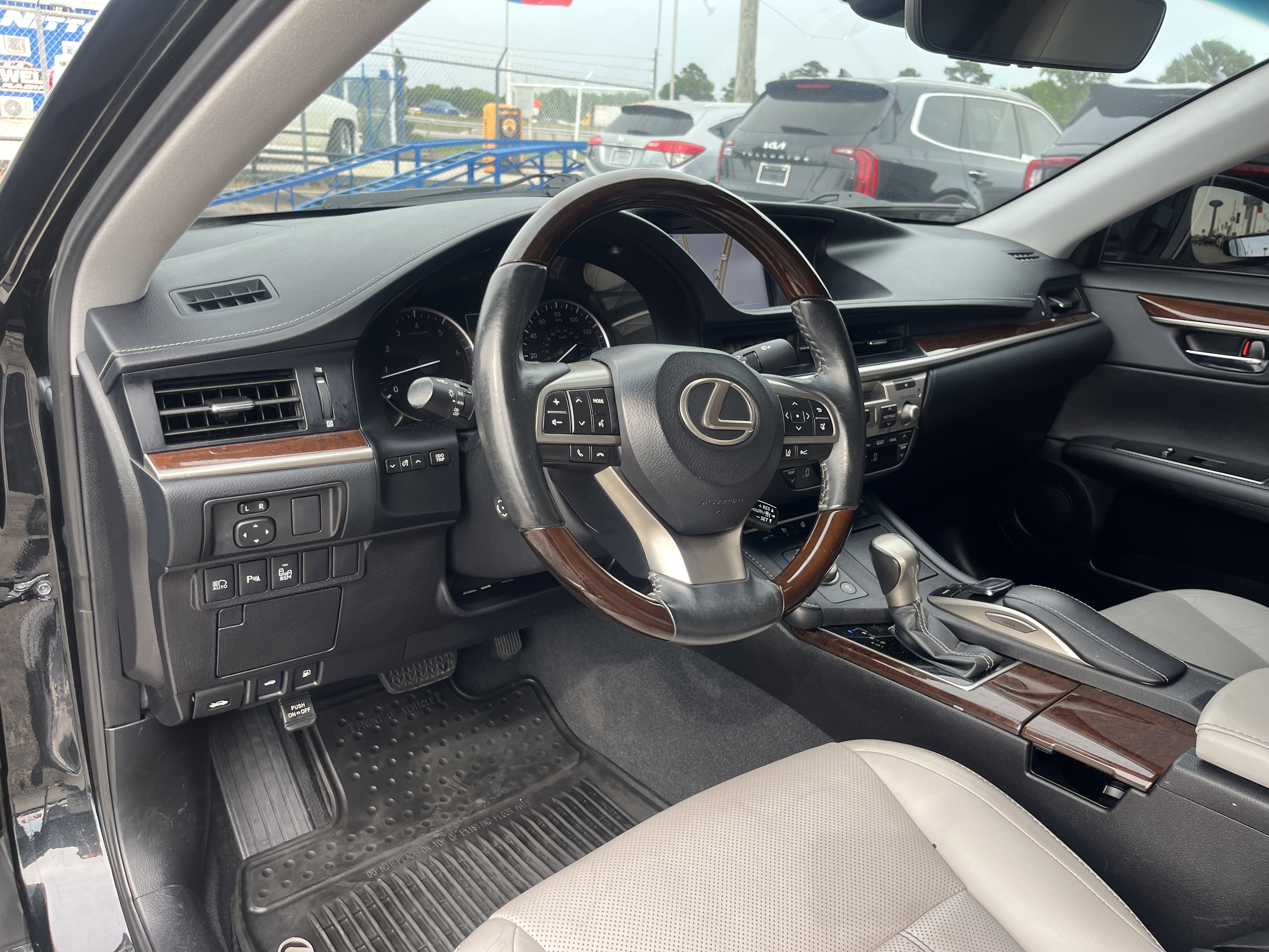 Used 2018 Lexus ES 350 w/ Luxury Package w/Wood Trim FWD image 12