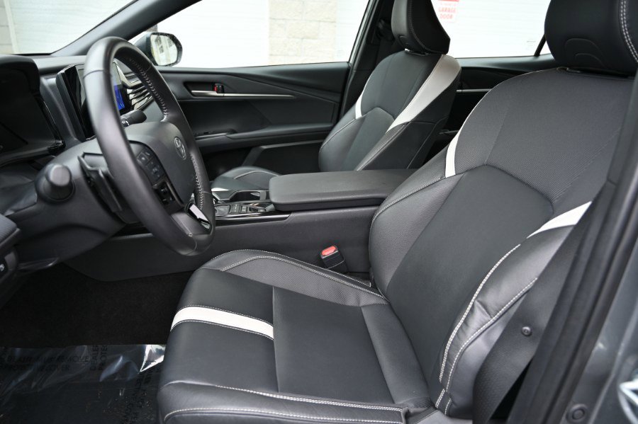 Used 2025 Toyota Camry SE image 13