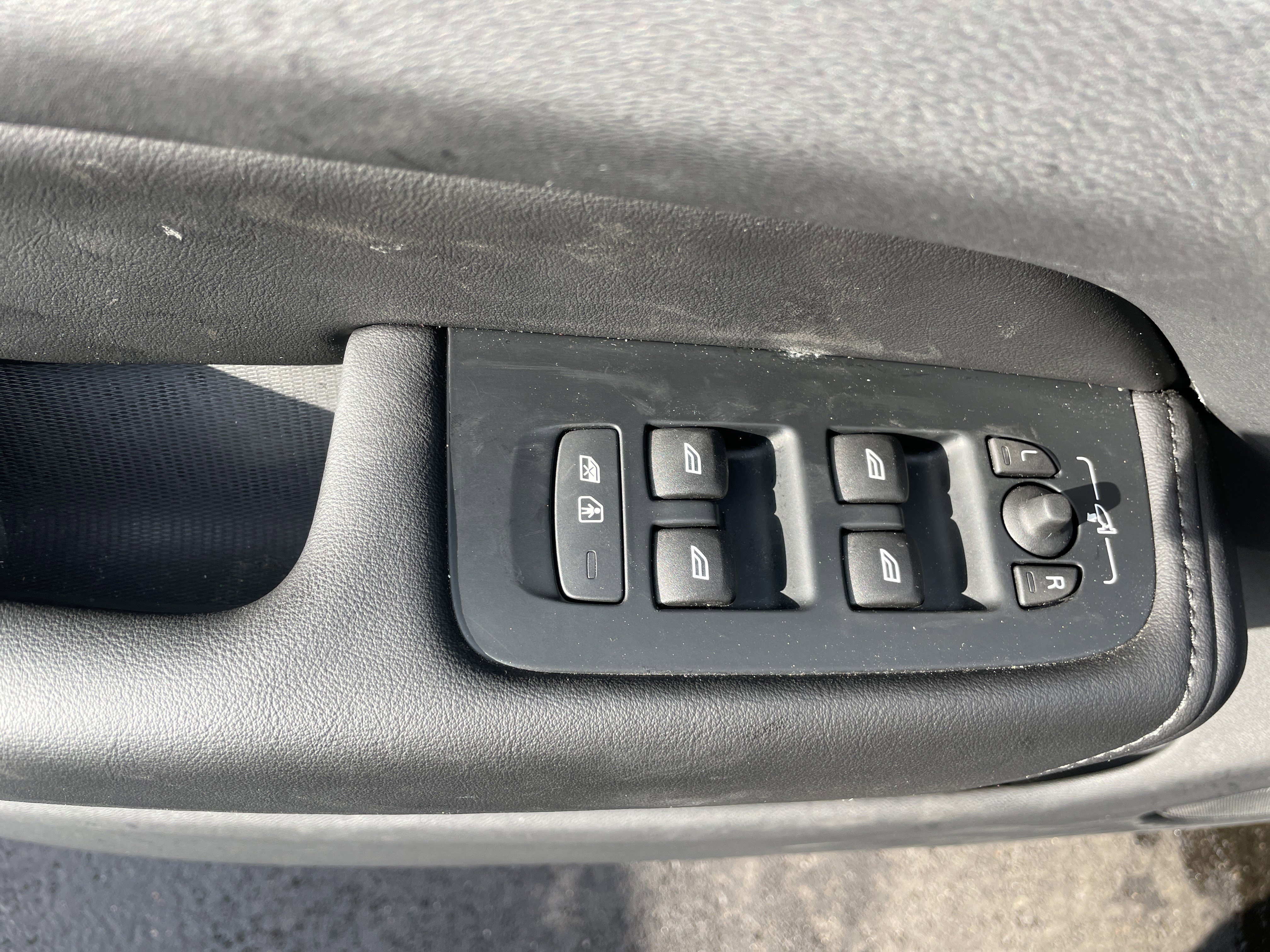 Used 2025 Volvo XC60 B5 Plus image 32