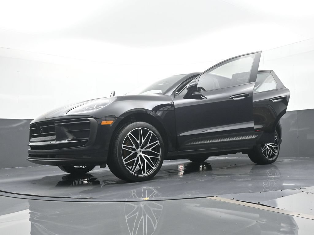Certified 2025 Porsche Macan AWD/4WD image 31