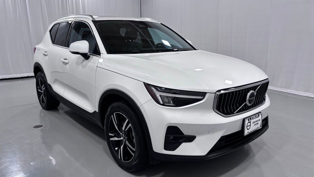 Used 2023 Volvo XC40 B5 Plus w/ Climate Package image 7