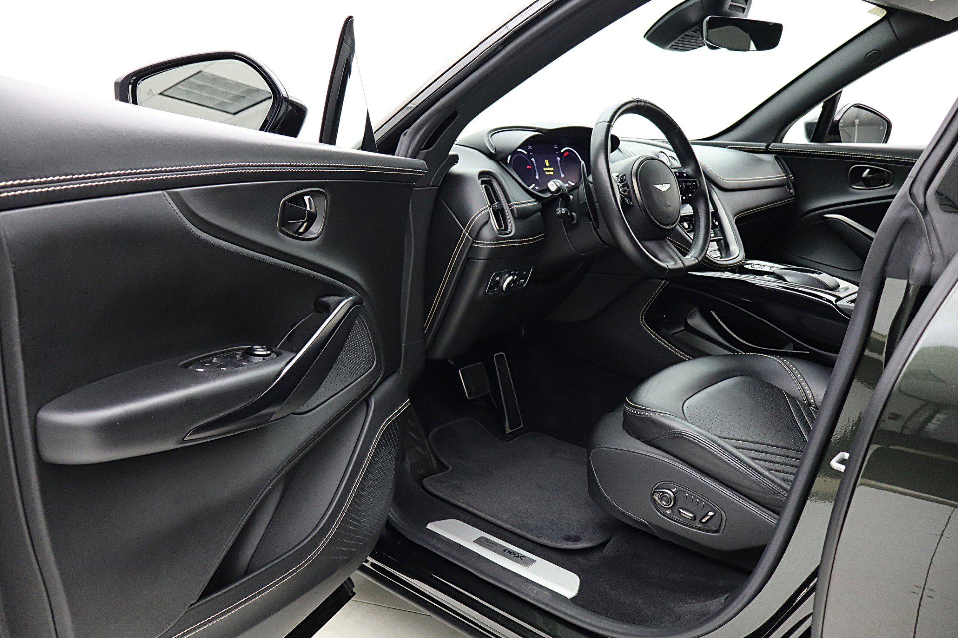 Used 2021 Aston Martin DBX AWD/4WD image 43