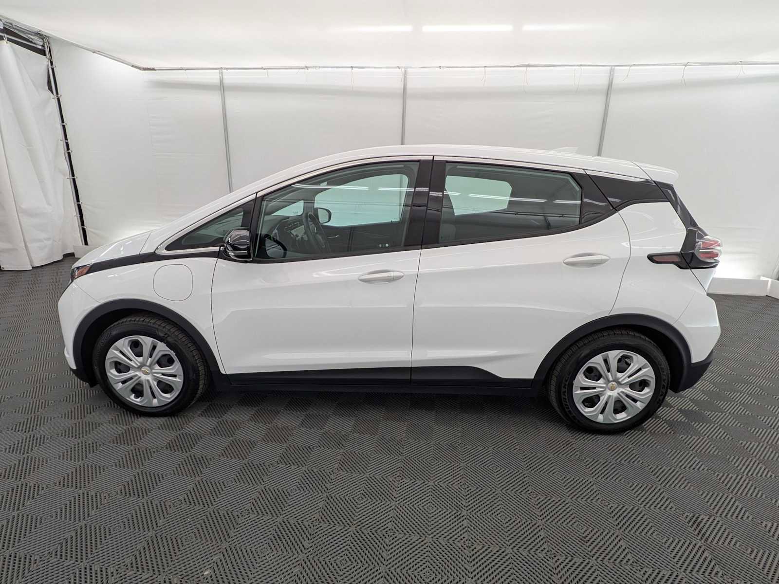 Used 2023 Chevrolet Bolt LT w/ Driver Confidence Package FWD image 2