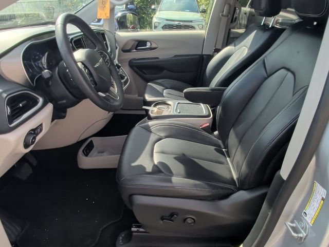Used 2024 Chrysler Pacifica Touring-L FWD image 21