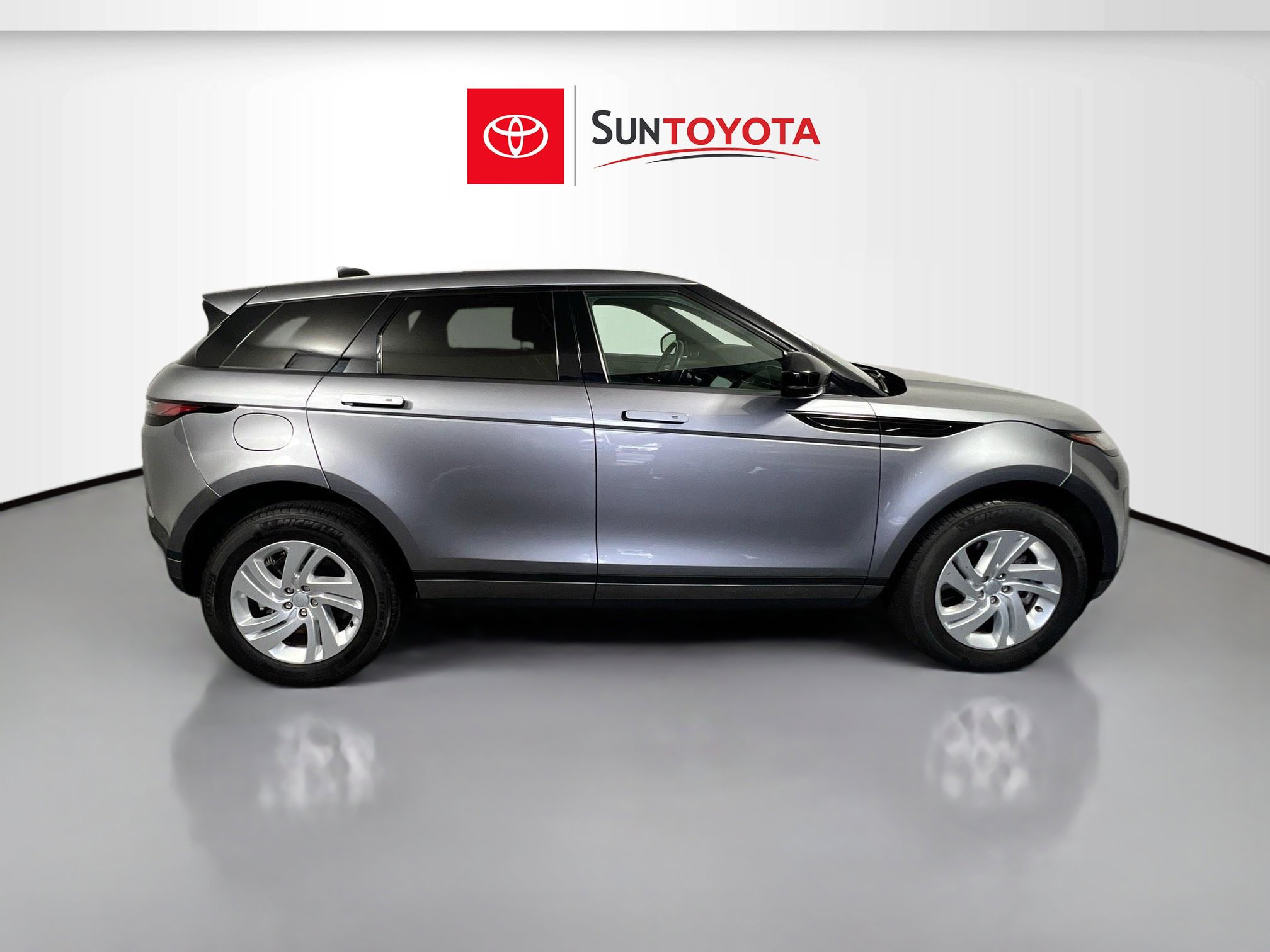 Used 2024 Land Rover Range Rover Evoque S image 2