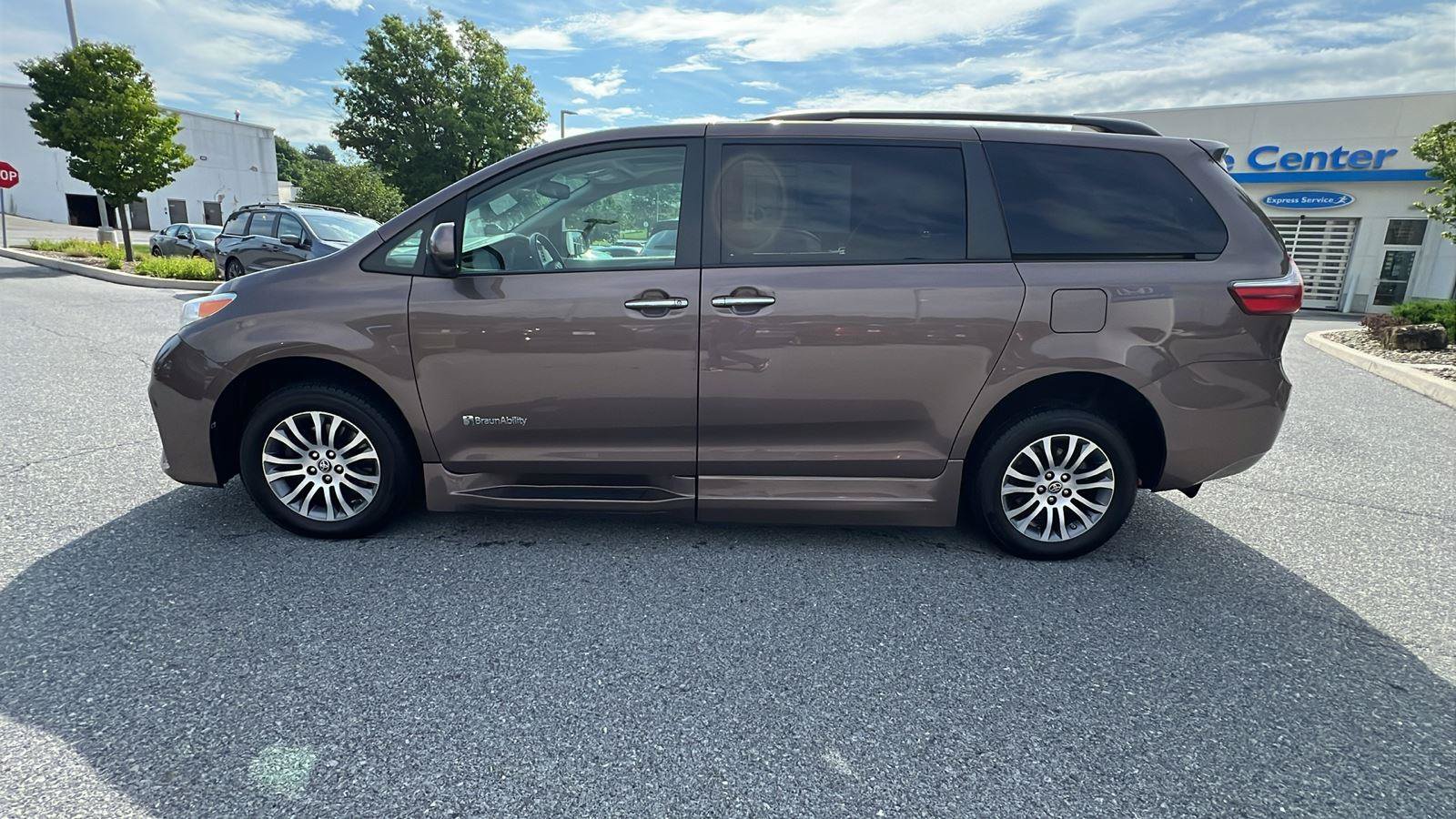 Used 2020 Toyota Sienna XLE w/ XLE Navigation Package FWD image 7