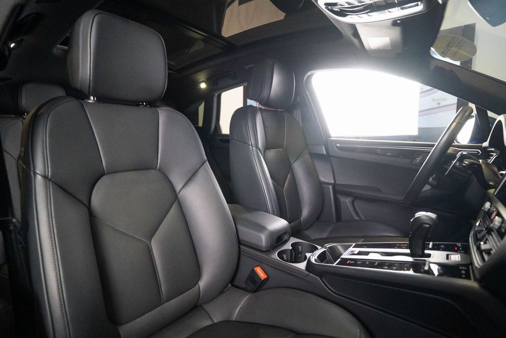Certified 2025 Porsche Macan image 17
