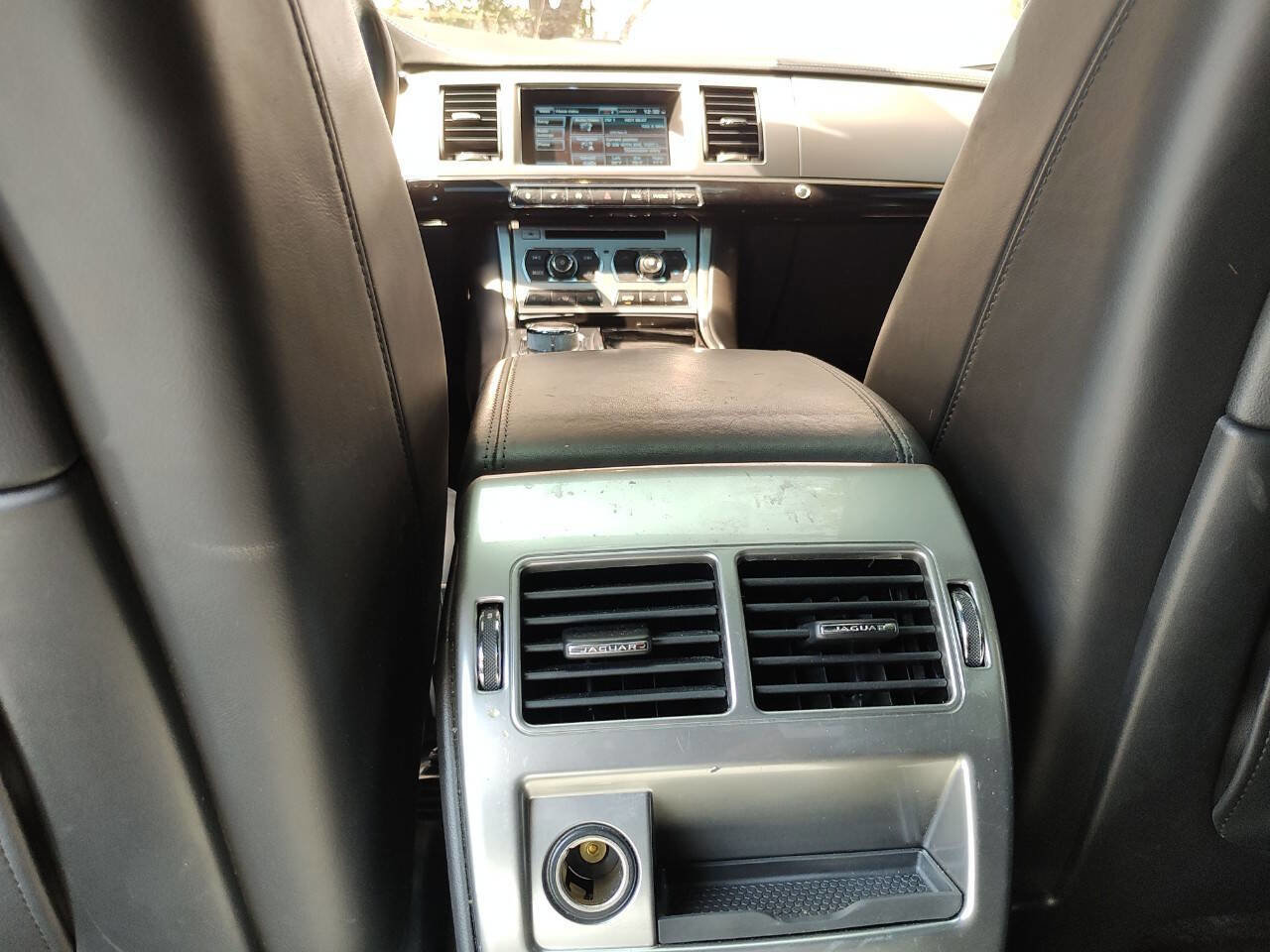 Used 2014 Jaguar XF 3.0 RWD image 43