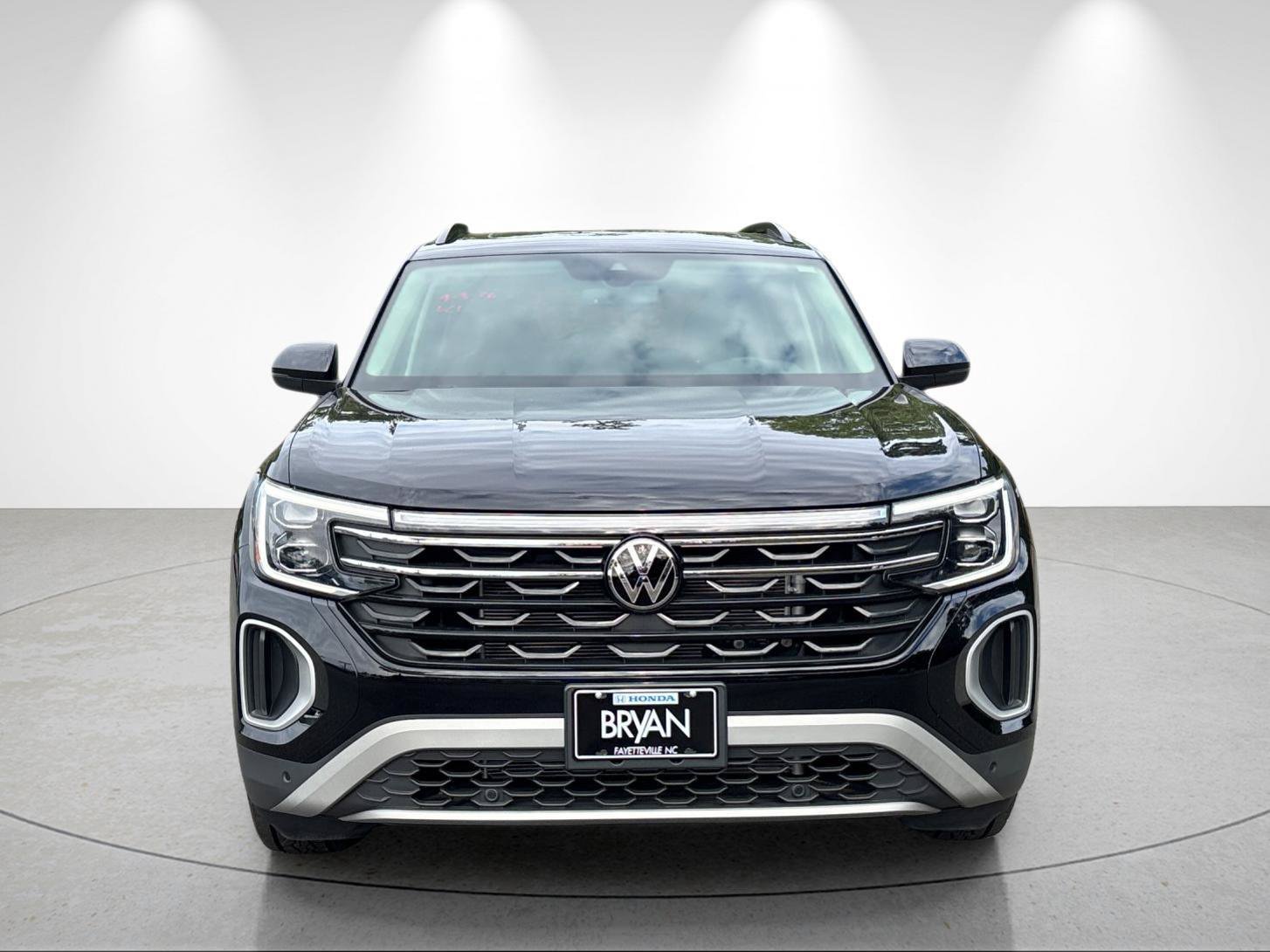Used 2025 Volkswagen Atlas Peak Edition SE AWD/4WD image 8