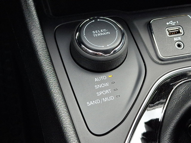 Used 2019 Jeep Cherokee Latitude Plus AWD/4WD image 27