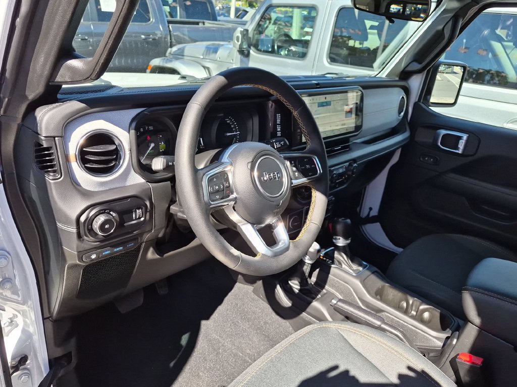 Used 2024 Jeep Wrangler Unlimited Sahara AWD/4WD image 9