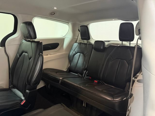Used 2023 Chrysler Pacifica Touring-L FWD image 21