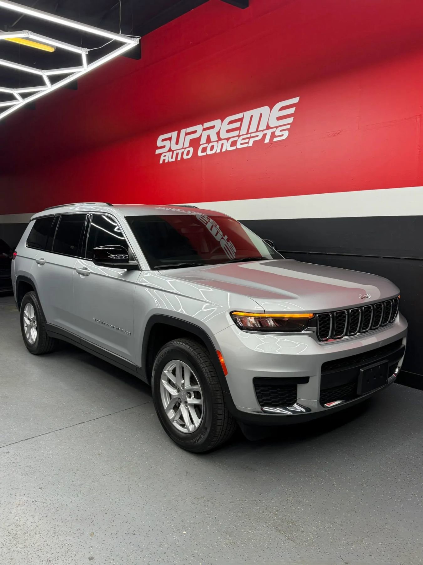 Used 2023 Jeep Grand Cherokee L Laredo w/ Luxury Tech Group I RWD image 2