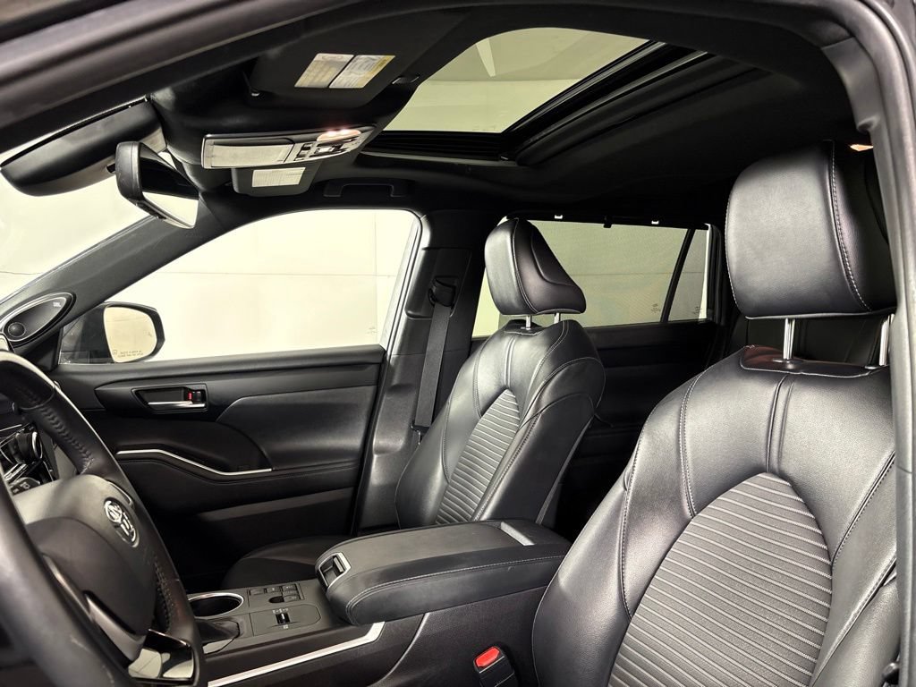 Used 2023 Toyota Highlander XSE FWD image 30