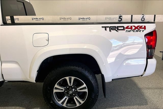 Used 2018 Toyota Tacoma TRD Sport AWD/4WD image 44