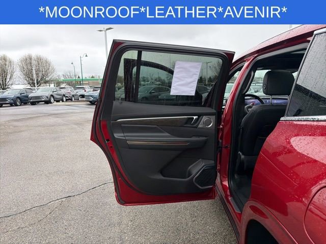 Used 2025 Buick Enclave Avenir AWD/4WD image 28