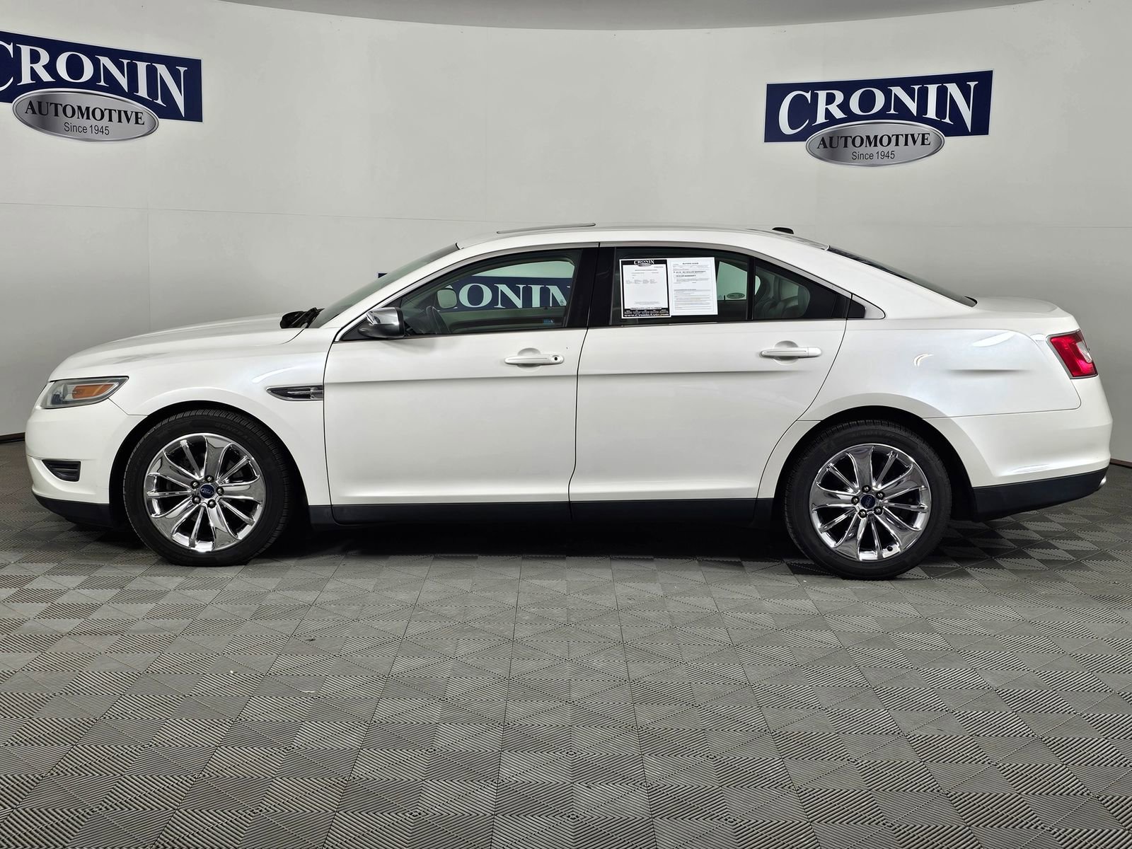 Used 2010 Ford Taurus Limited image 2