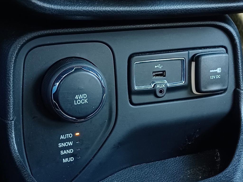 Used 2016 Jeep Renegade Limited image 22