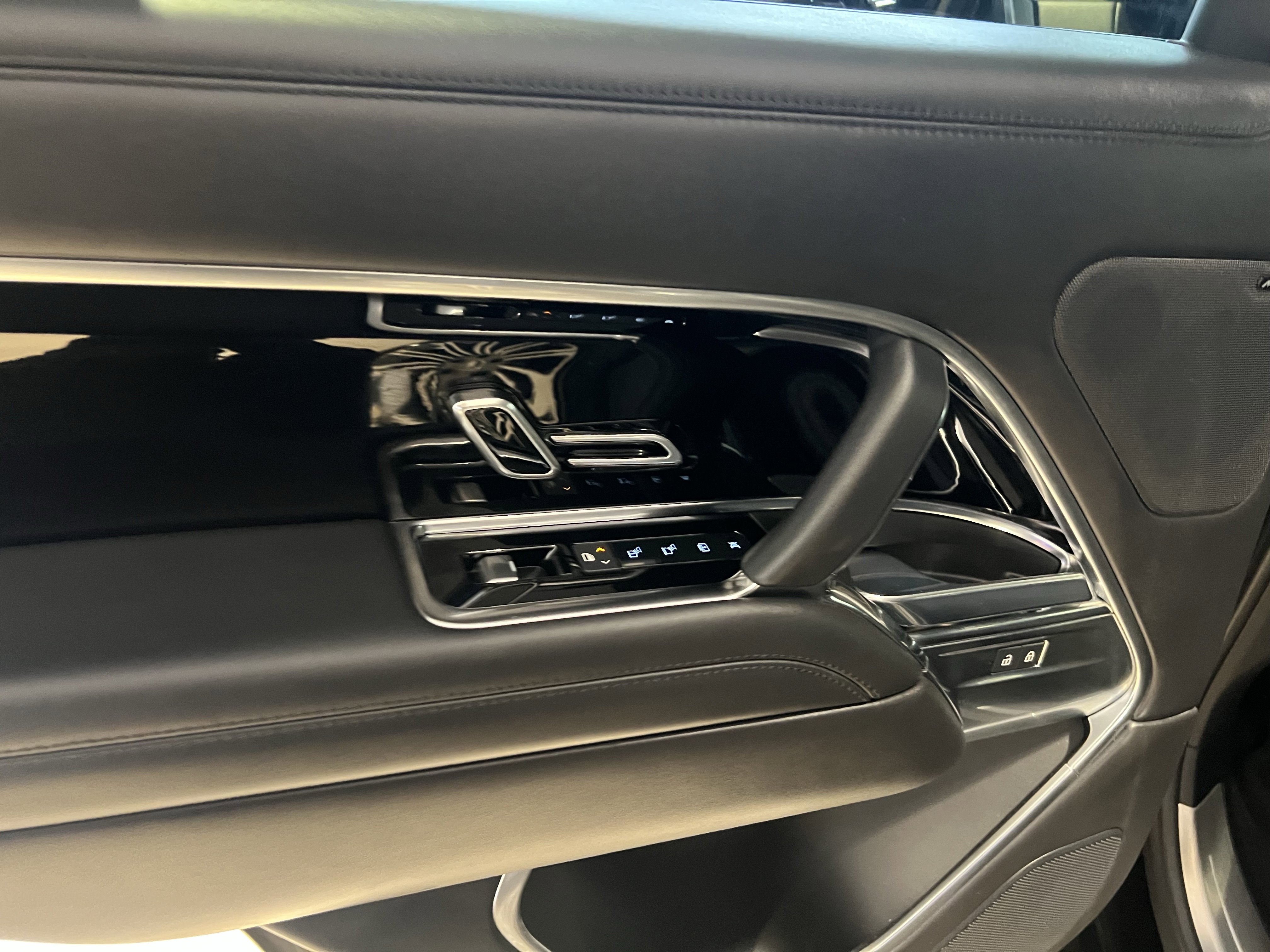 Used 2023 Land Rover Range Rover SE image 28