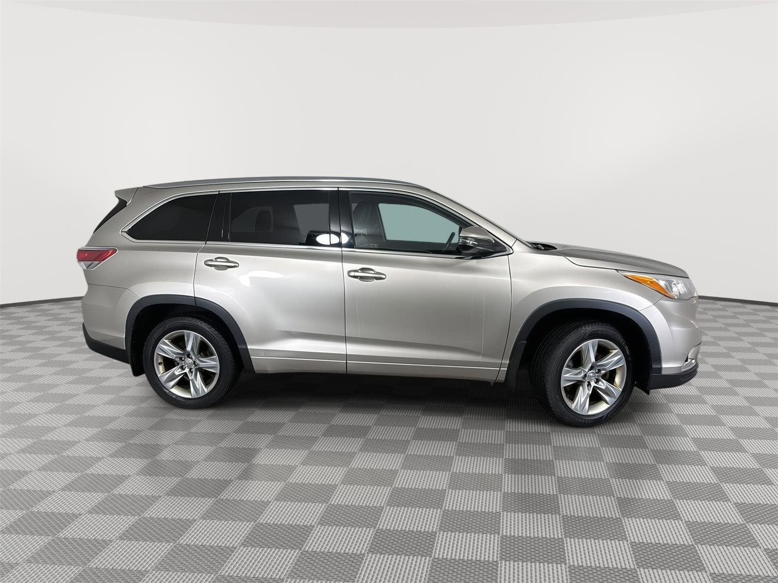 Used 2015 Toyota Highlander Limited w/ Driver Technology Package AWD/4WD image 5
