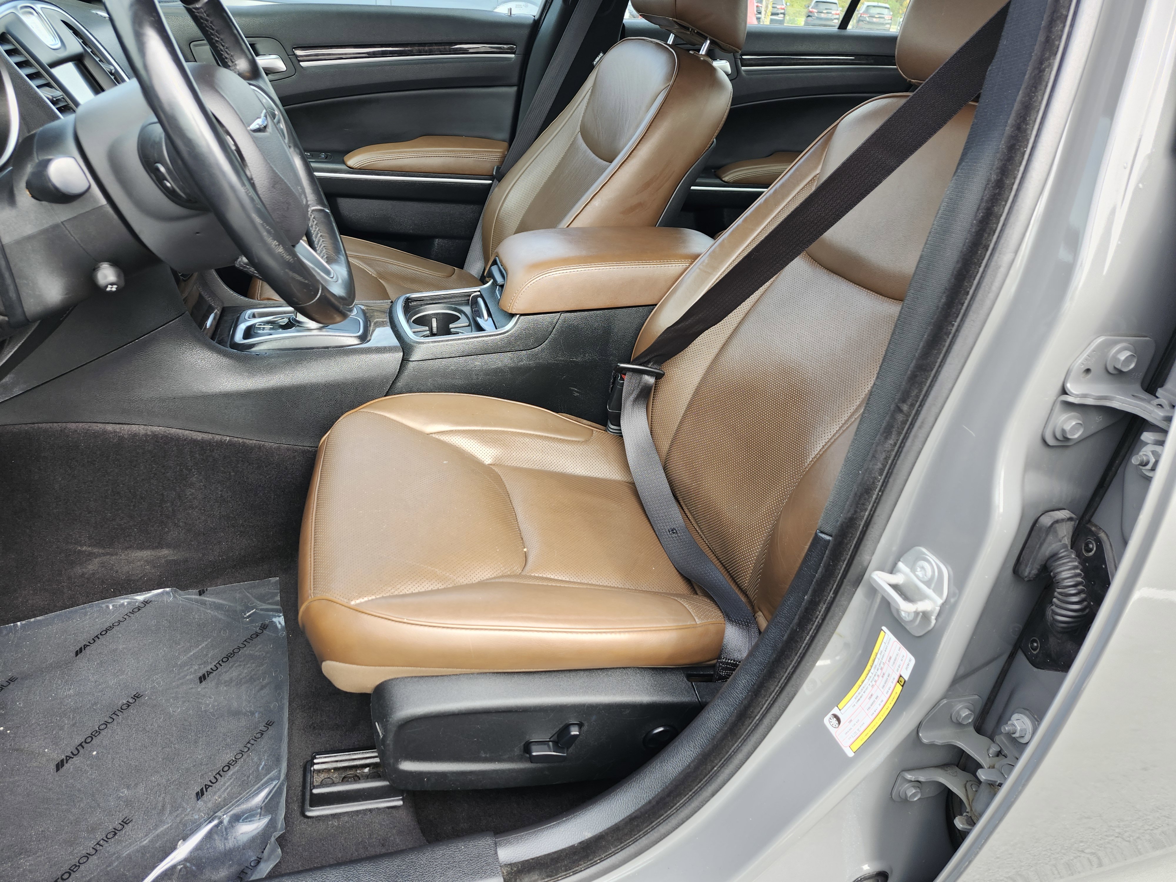 Used 2018 Chrysler 300 Limited image 16