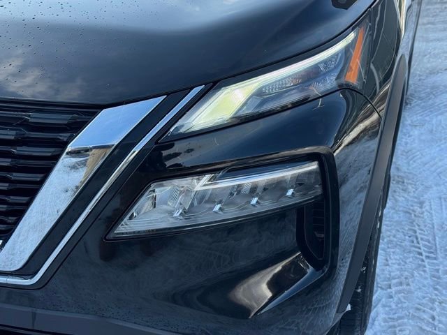 Used 2023 Nissan Rogue SV image 2